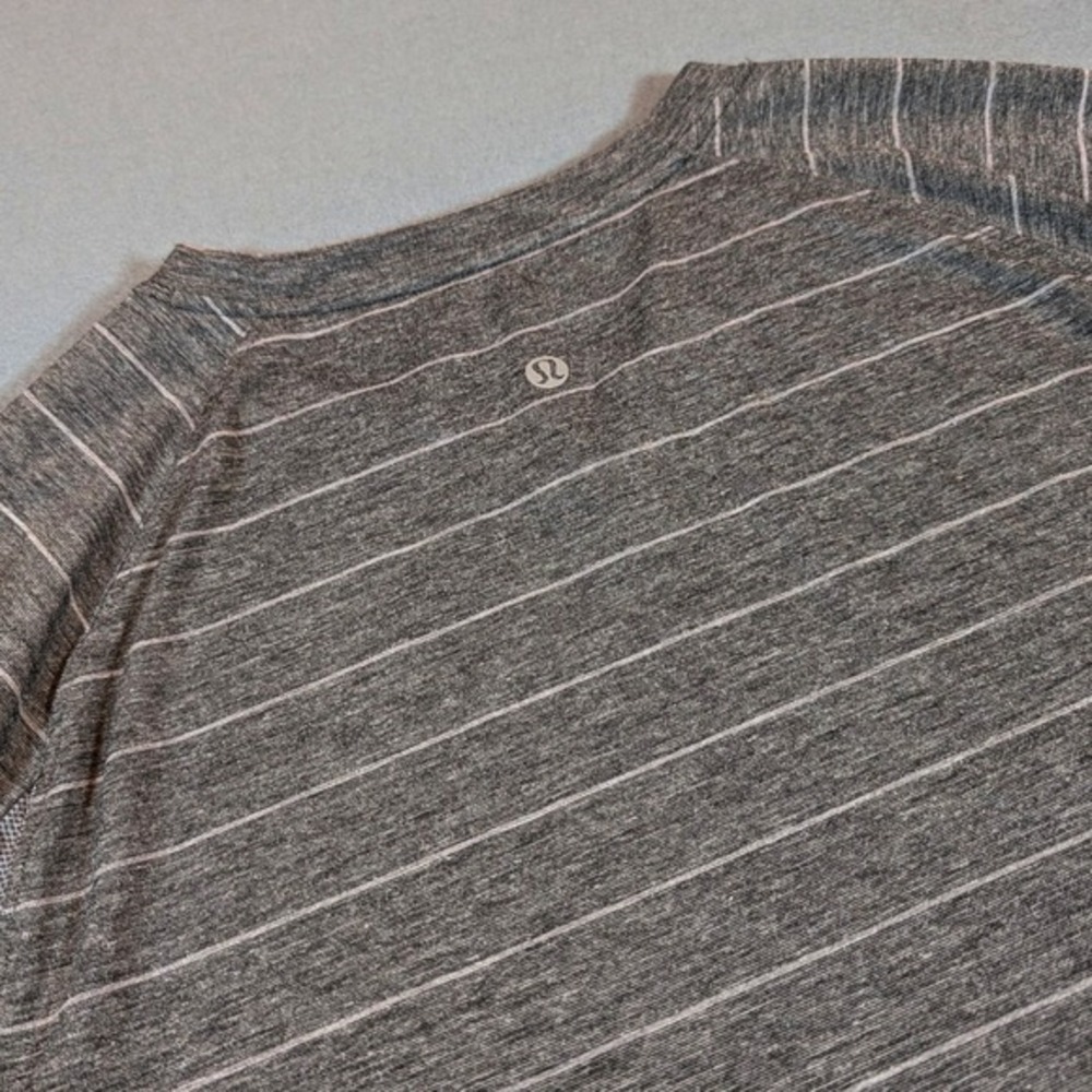 Lululemon Switchback Short Sleeve V T Shirt Gray White Size L‎